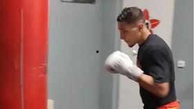 成人拳击打沙包视频,成人拳击打沙包精彩瞬间回顾